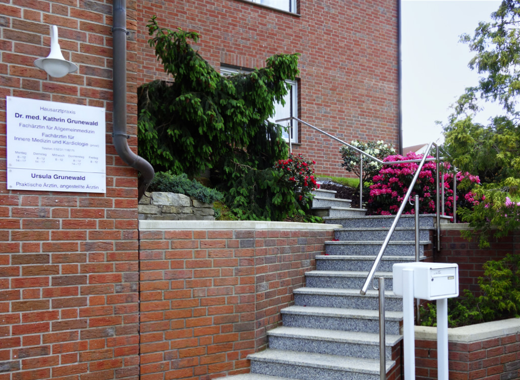 praxis-grunewald-detmold-aussenansicht-treppe-klein